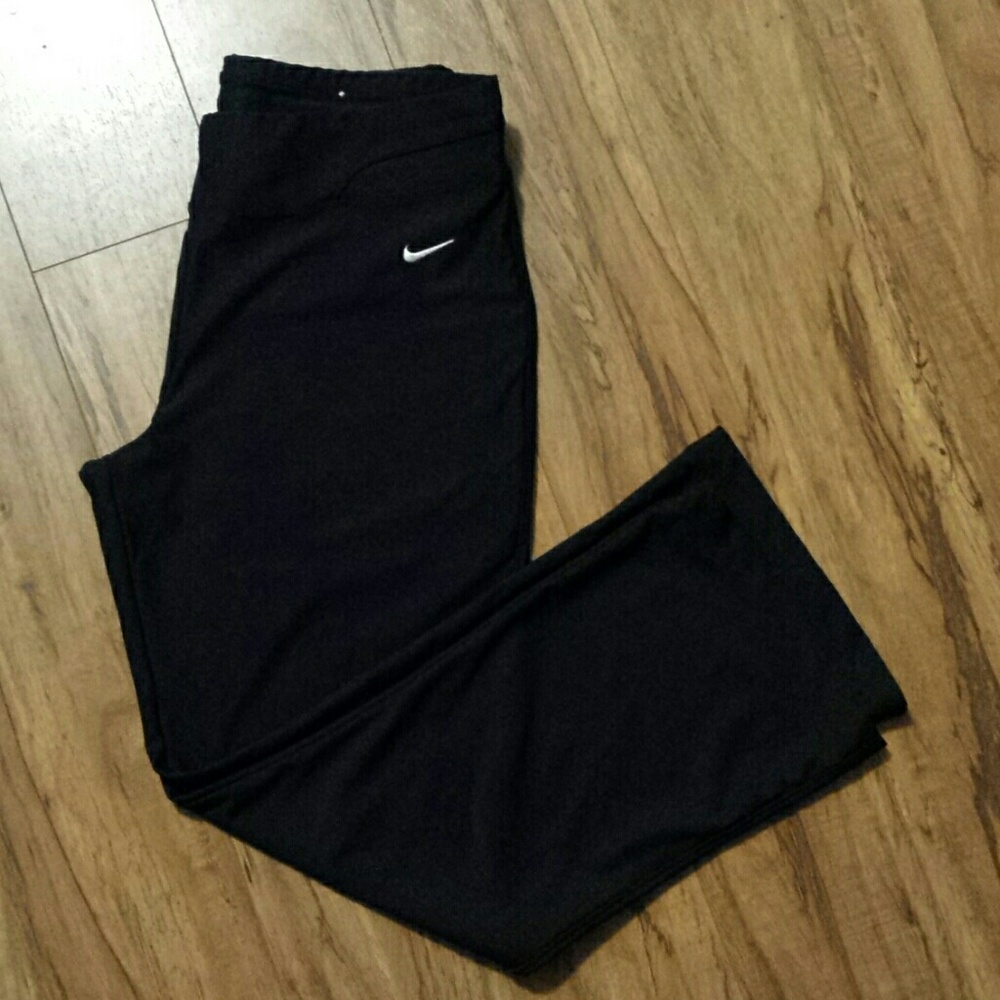 Nike Yoga FIT DRY women's Capri Black size (small)